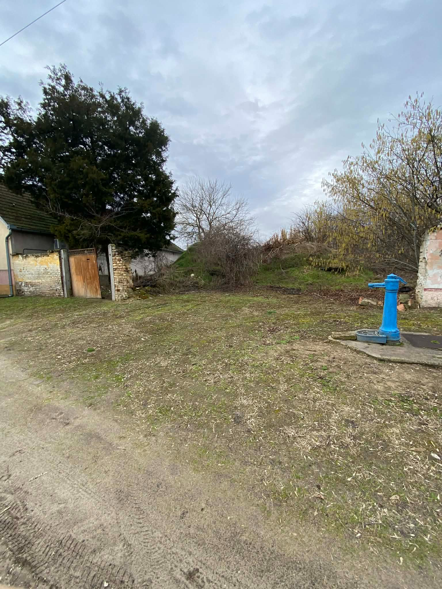 đïž EladĂł Ă©pĂtĂ©si telek VaskĂșt terĂŒletĂ©n â 1252 mÂČ â Ăr: 3.990.000 Ft